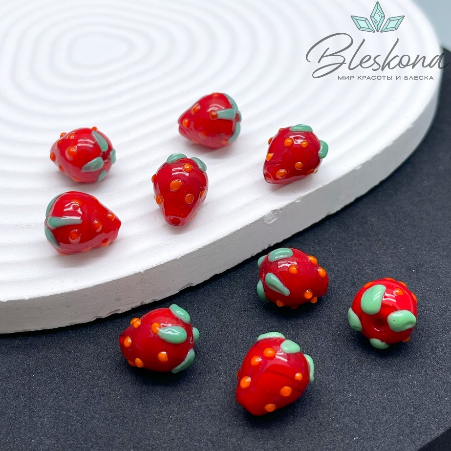 14*12 мм Бусина клубничка красная с красными точками
