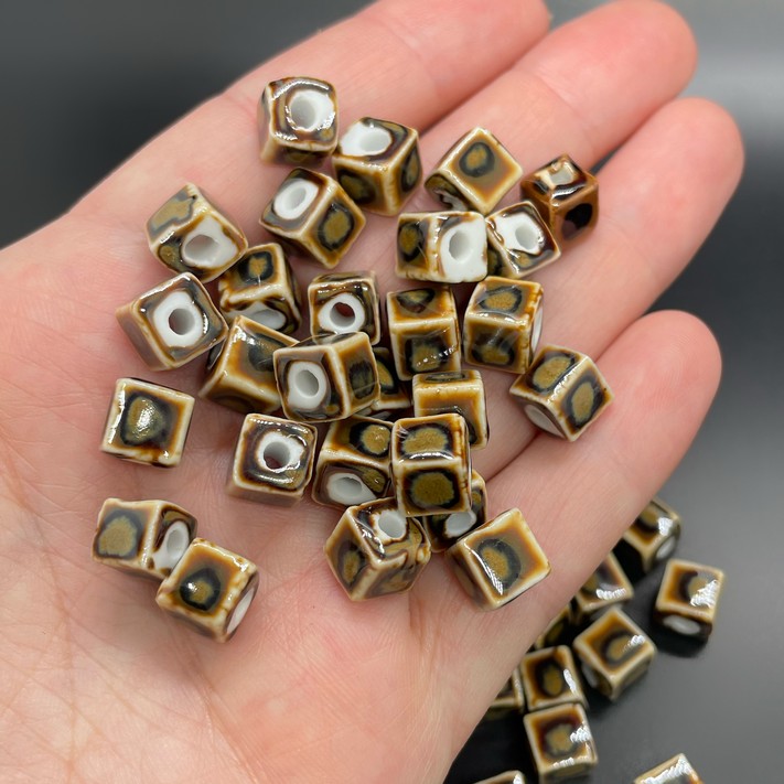 8 мм Бусина куб, керамика цвет коричневый рисунок №1