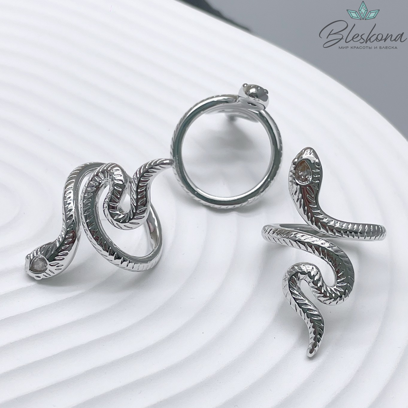 21,8 мм, Цвет серебро, Кольцо безразмерное змея фактурная циркон