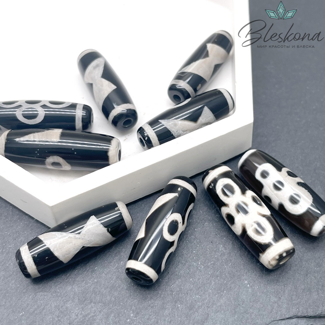 Бусина Дзи Молния и мистический узел черно-белый бочонок 30*11 мм