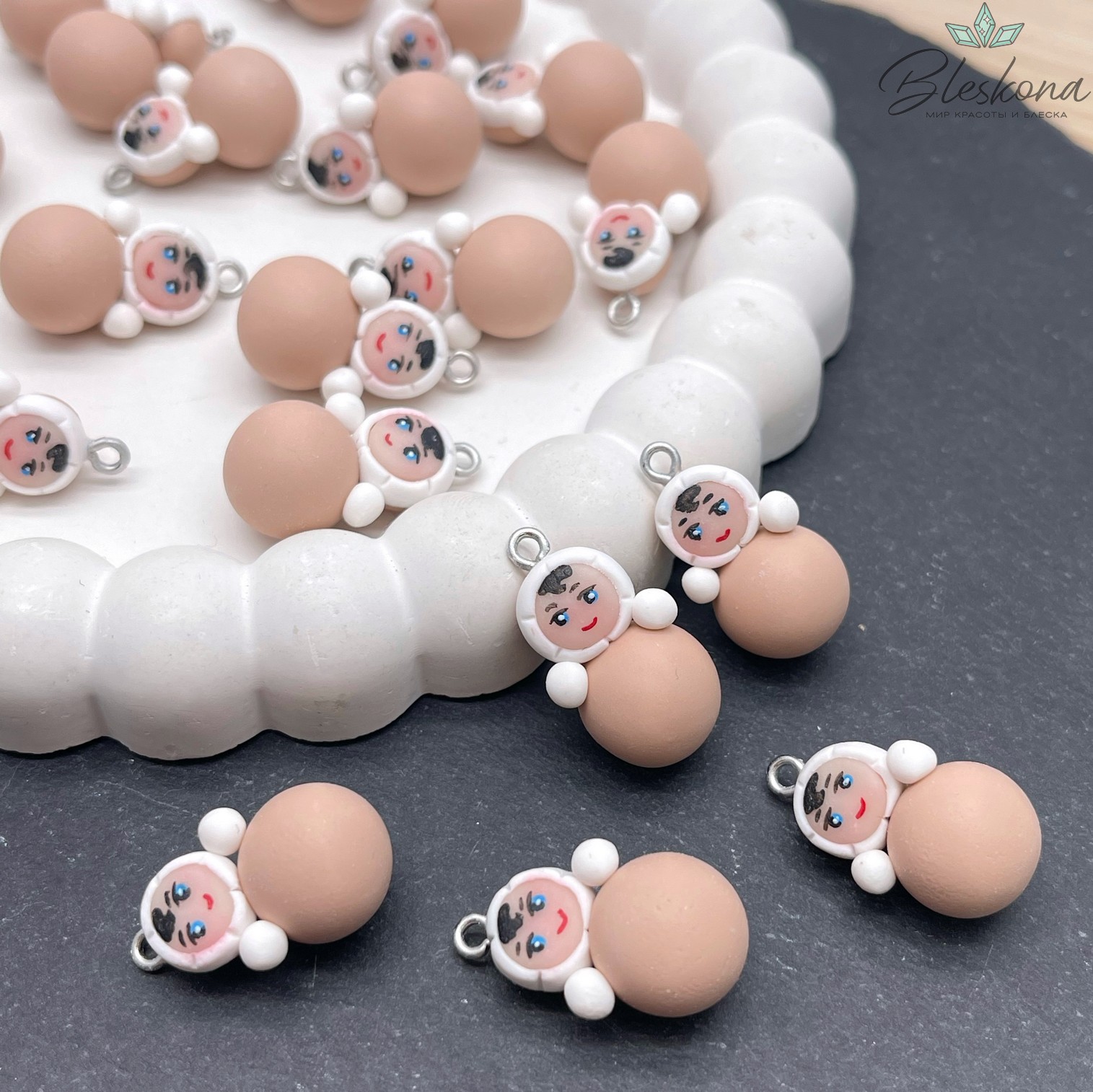 24,5*12,5 мм, Цвет серебро, Подвеска Неваляшка мини бежевая