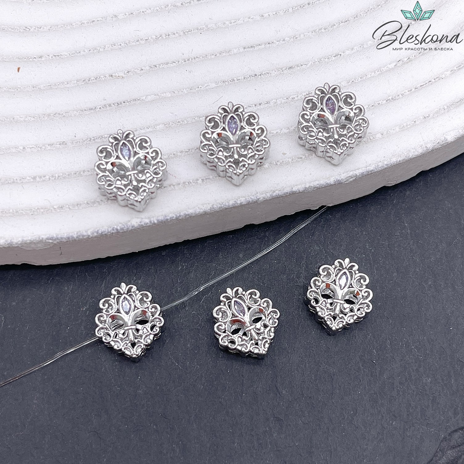 10*11 мм Цвет серебро, Бусина Геральдическая лилия цирконы