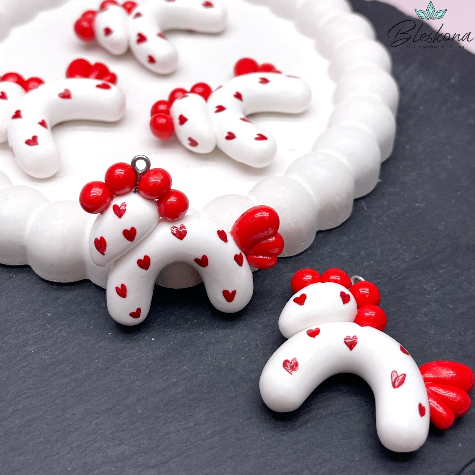 38*35 мм, Цвет серебро, Подвеска Лошадка белая с красными сердечками