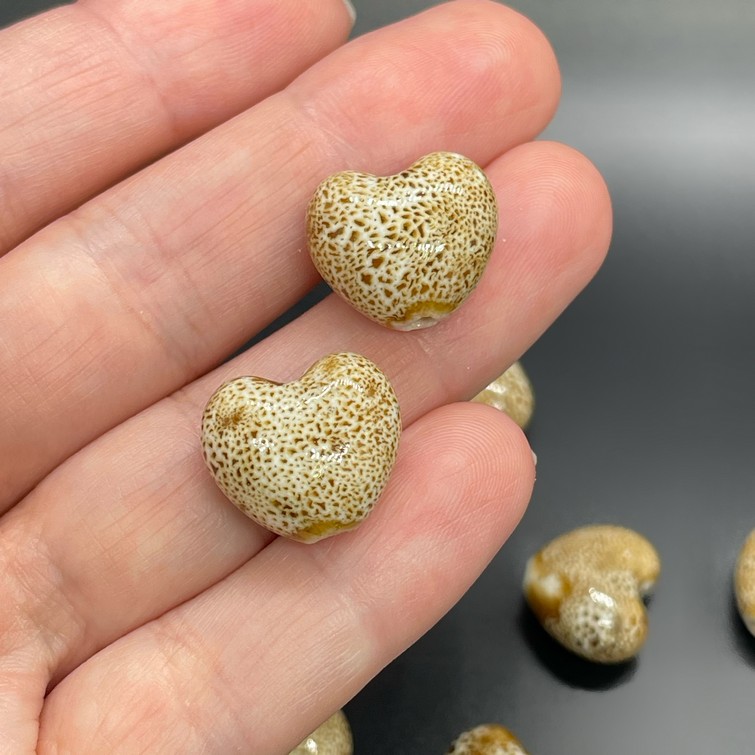 17 мм Бусина сердце, керамика цвет песочный точки