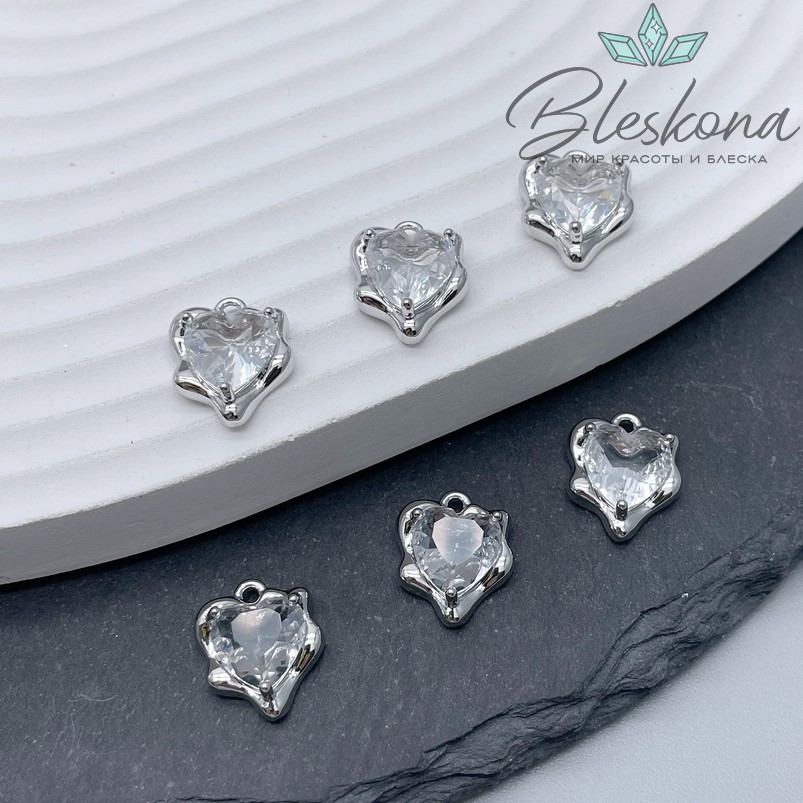 13*10,5 мм Цвет серебро, Подвеска сердце неровное белый циркон