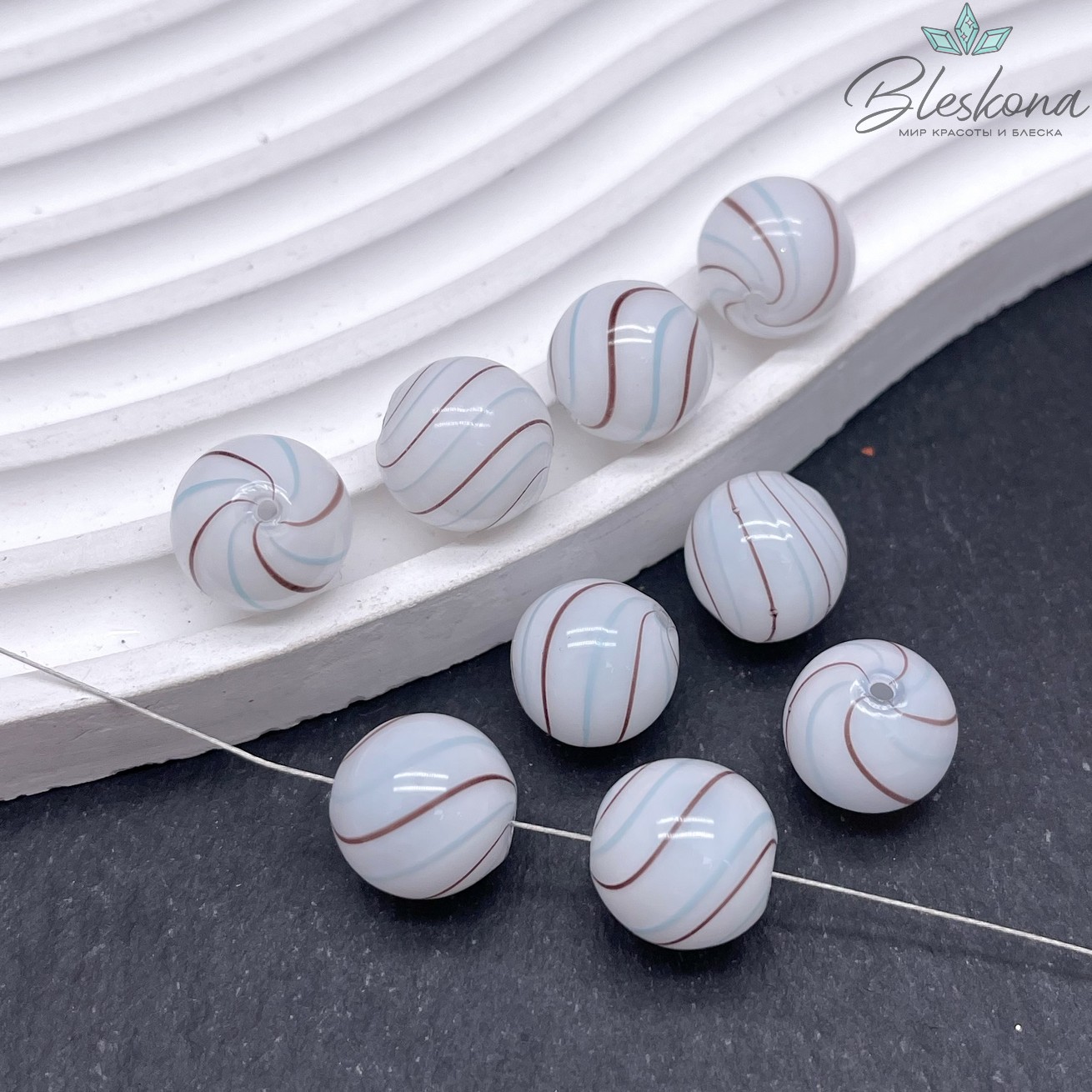 13 мм Бусина шар стекло белое коричнево-голубые полосы