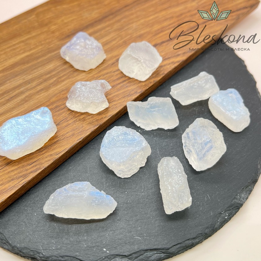 Лунный камень необработанный средние куски
