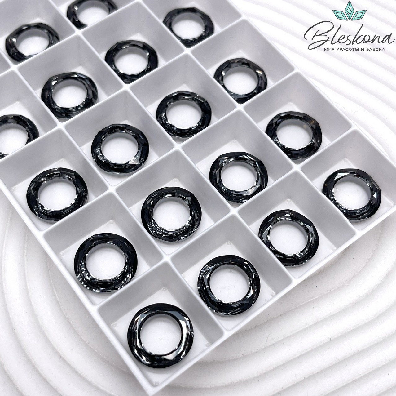 4139 Cosmic Ring 14 мм Crystal Silver Night (SINI)