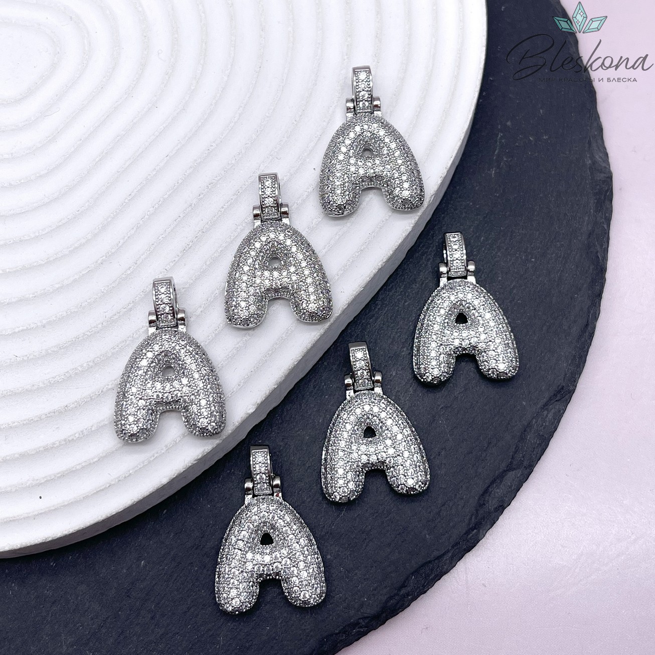 28 мм, Цвет серебро, Буква цирконы объемная с бейлом А