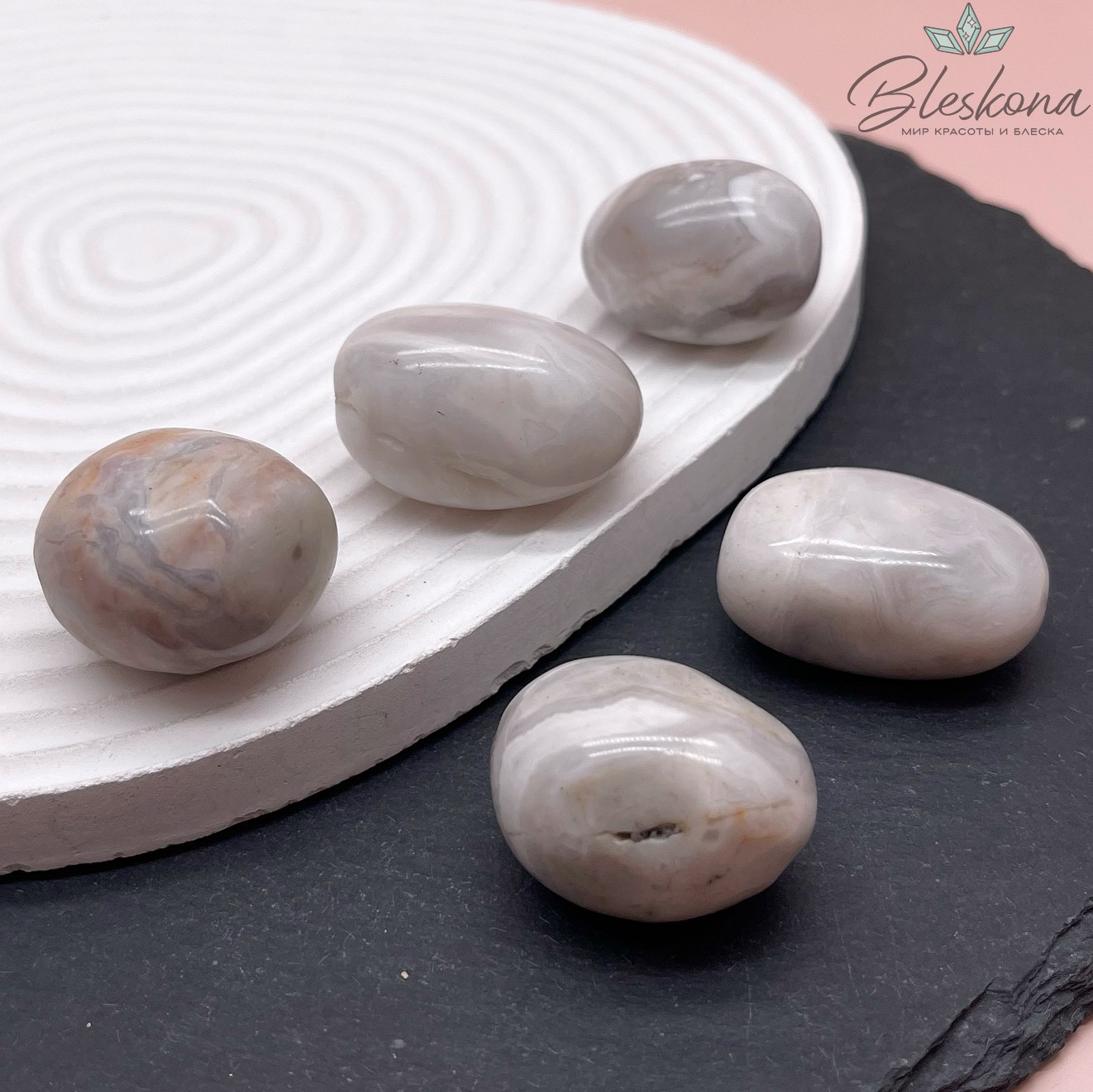 Агат белый кружевной галтовка 24-28 мм