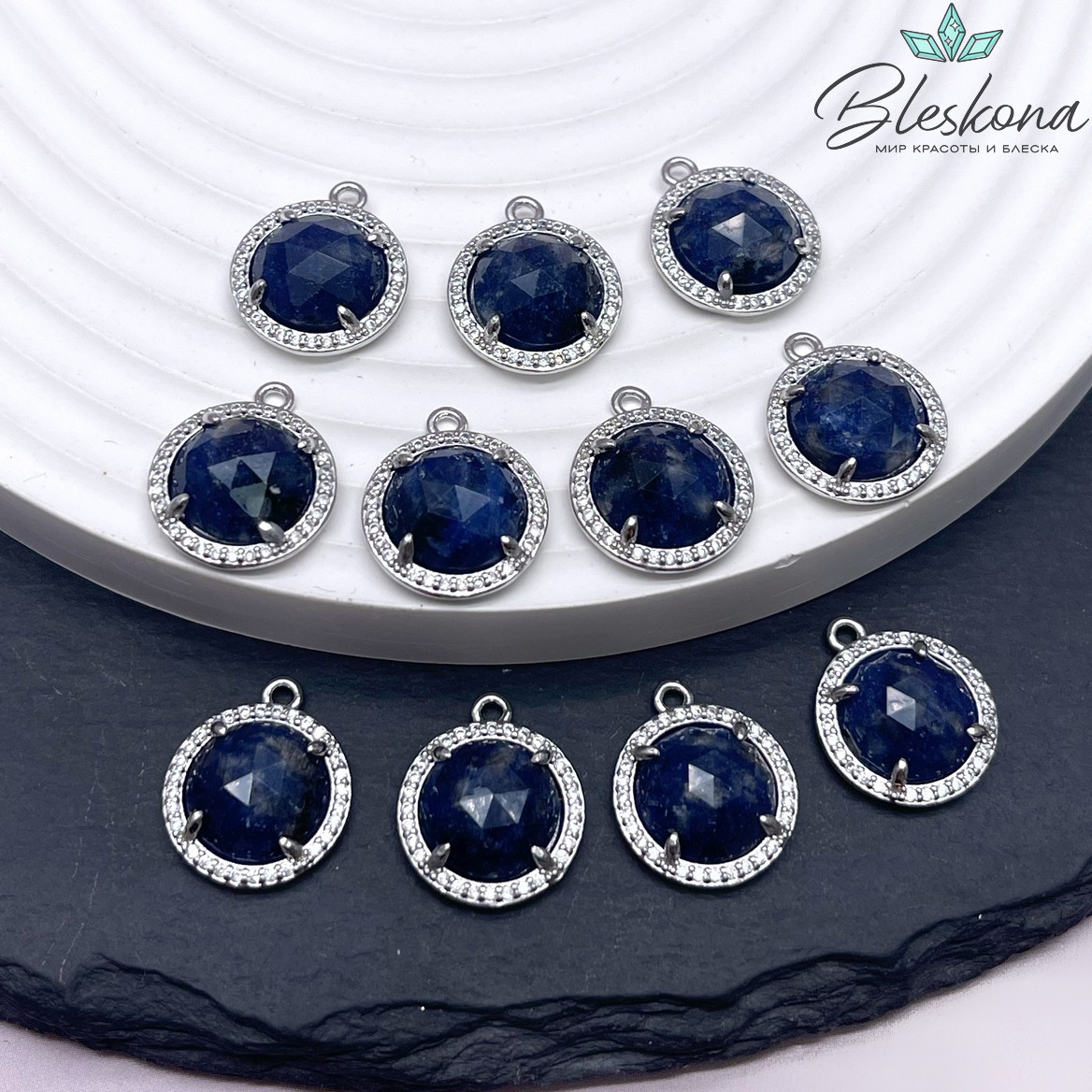 13 мм, цвет серебро Подвеска круг Содалит огранка в обрамлении цирконы