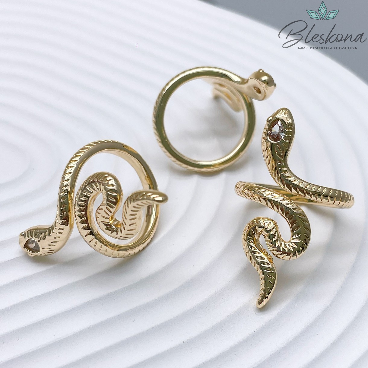 21,8 мм, Цвет золото, Кольцо безразмерное змея фактурная циркон