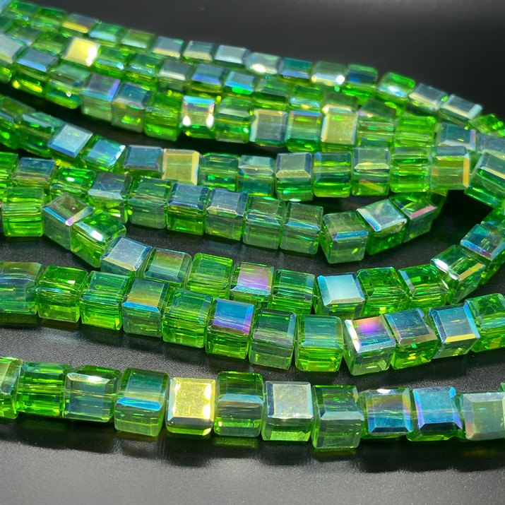 8 мм Стекло Lux, форма куб огранка, цвет зеленый с переливом