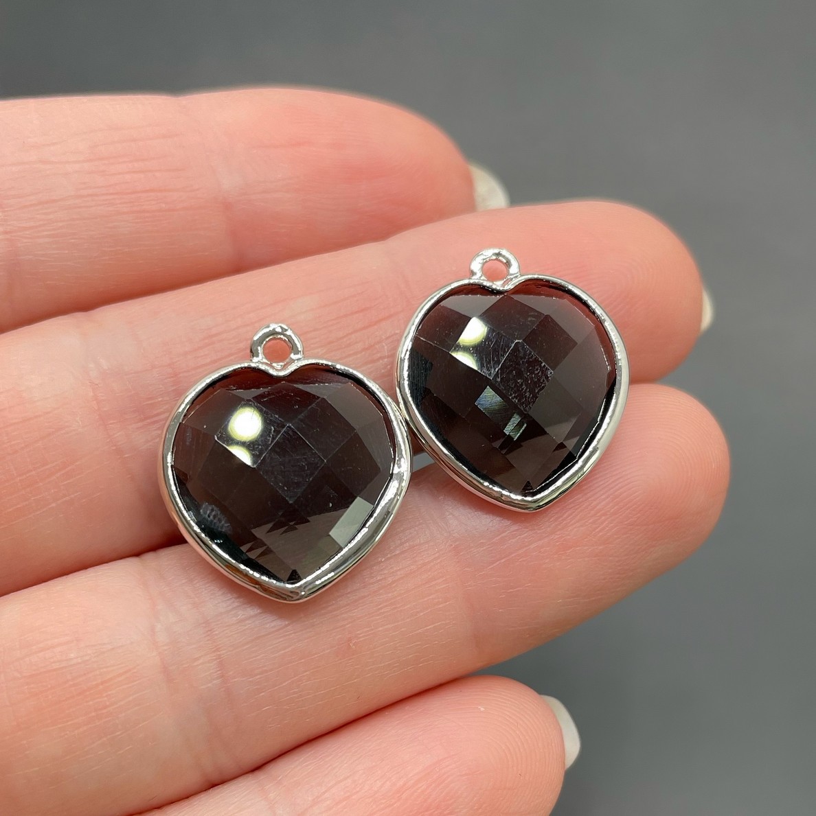 15 мм, Цвет серебро, Подвеска сердце дымчатое огранка
