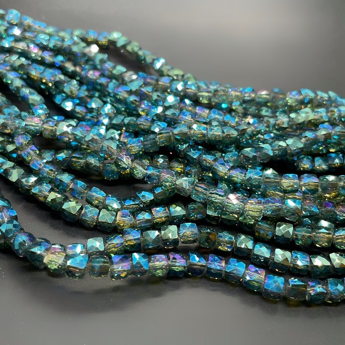 4,5 мм Стекло Lux, куб огранка, цвет сине- зеленый с переливом