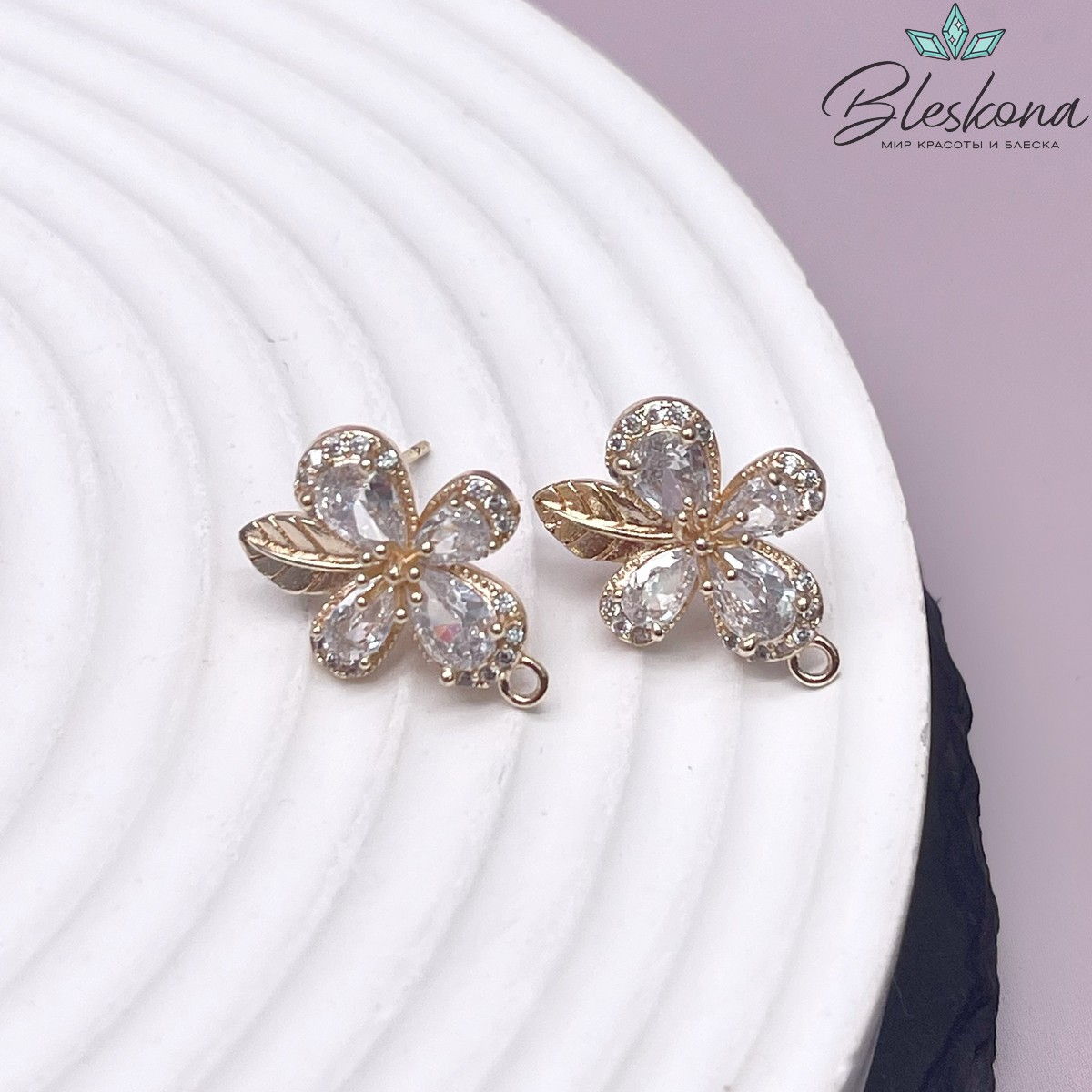 17*13 мм Цвет золото, Пусеты цветочек с листиком цирконы