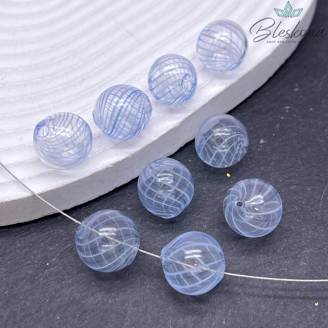 14 мм Бусина шар стекло прозрачное бело-синие полосы