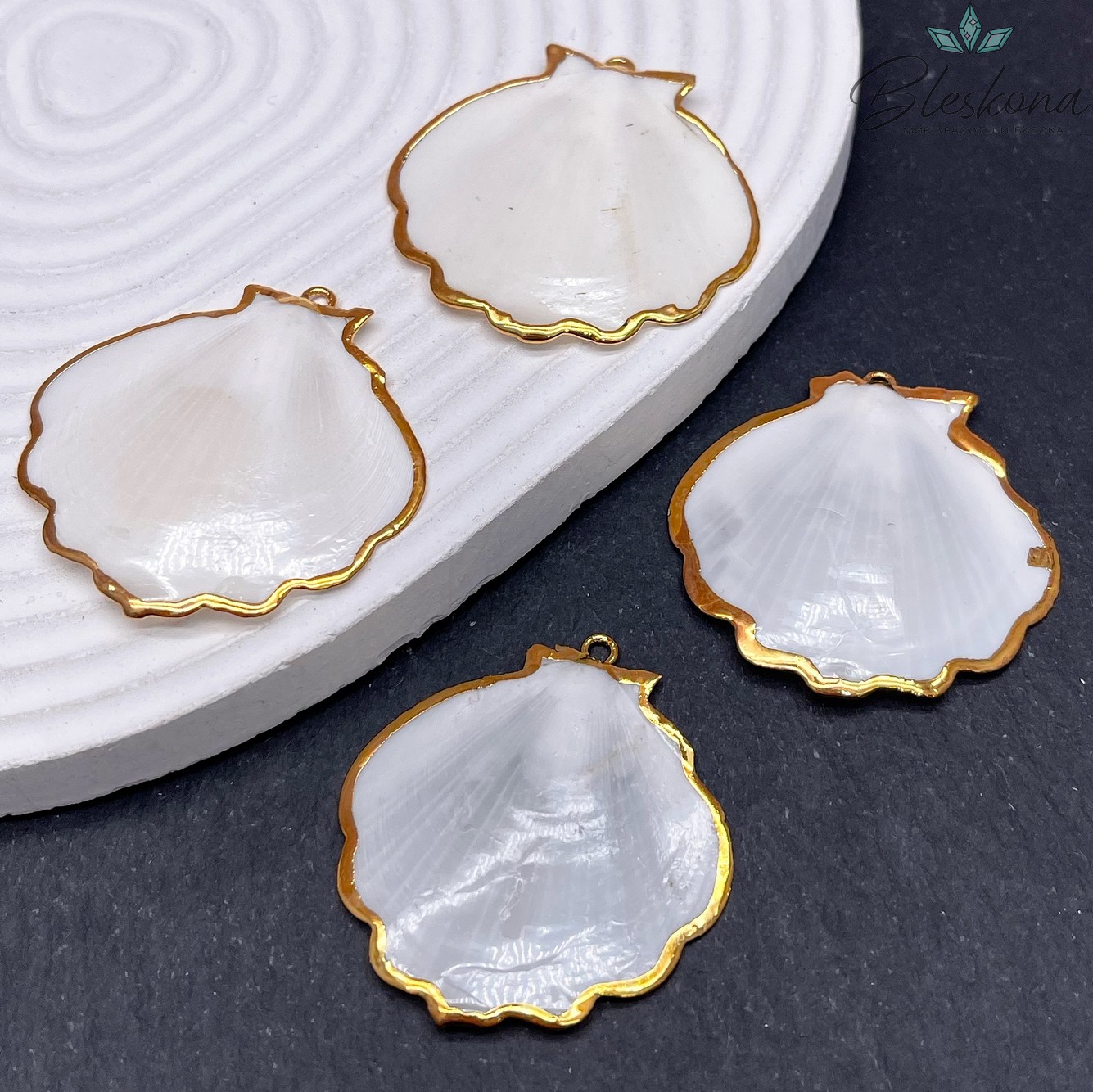 (40-42)*(39-40) мм, Цвет золото, Подвеска Тихоокеанский ситцевый гребешок  белый