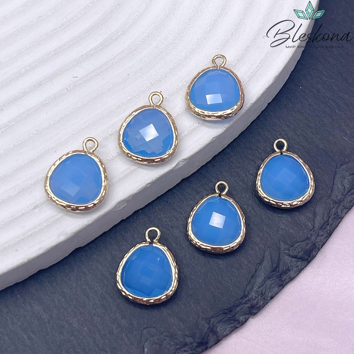 13*15,8 мм Цвет золото, Подвеска синий циркон в обрамлении 