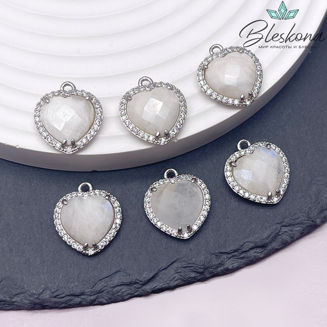 16*18мм ,цвет серебро, Подвеска Сердце в обрамлении Лунный камень огранка цирконы