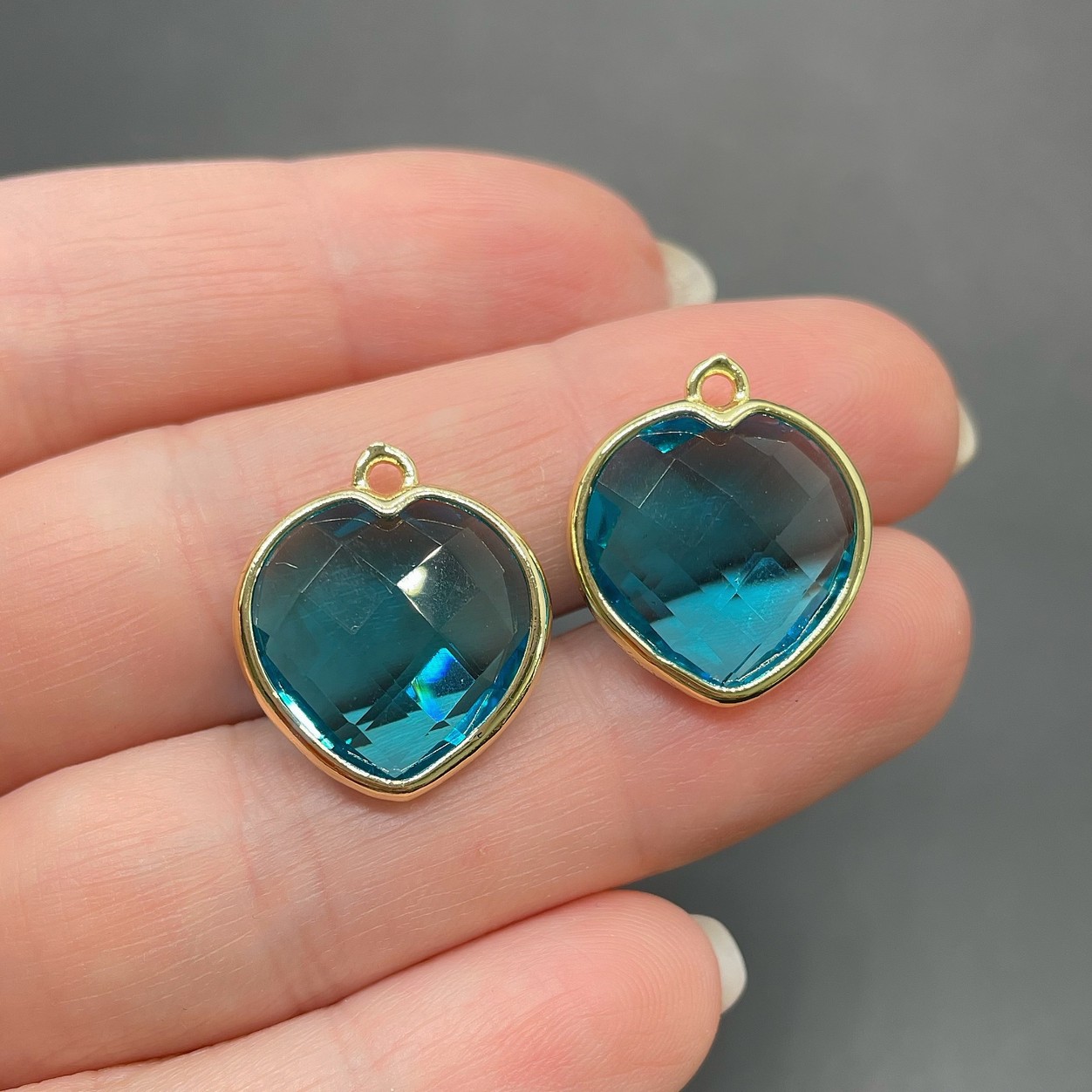 15 мм, Цвет золото, Подвеска сердце голубое огранка