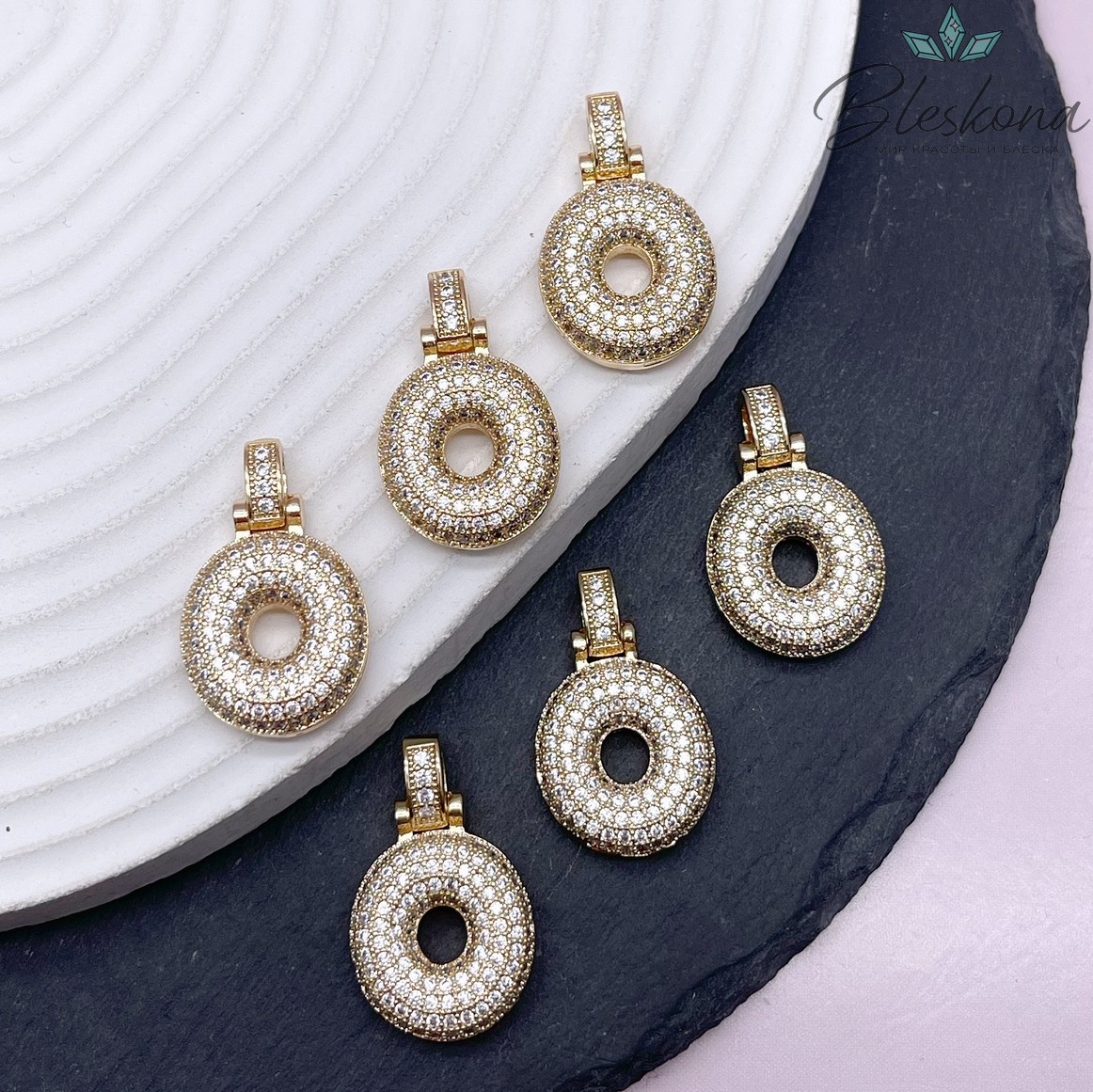 28 мм, Цвет золото, Буква цирконы объемная с бейлом O