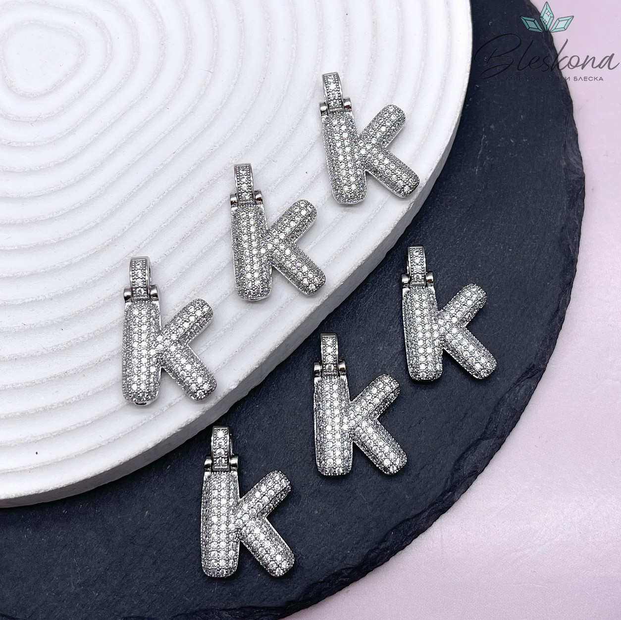 28 мм, Цвет серебро, Буква цирконы объемная с бейлом K