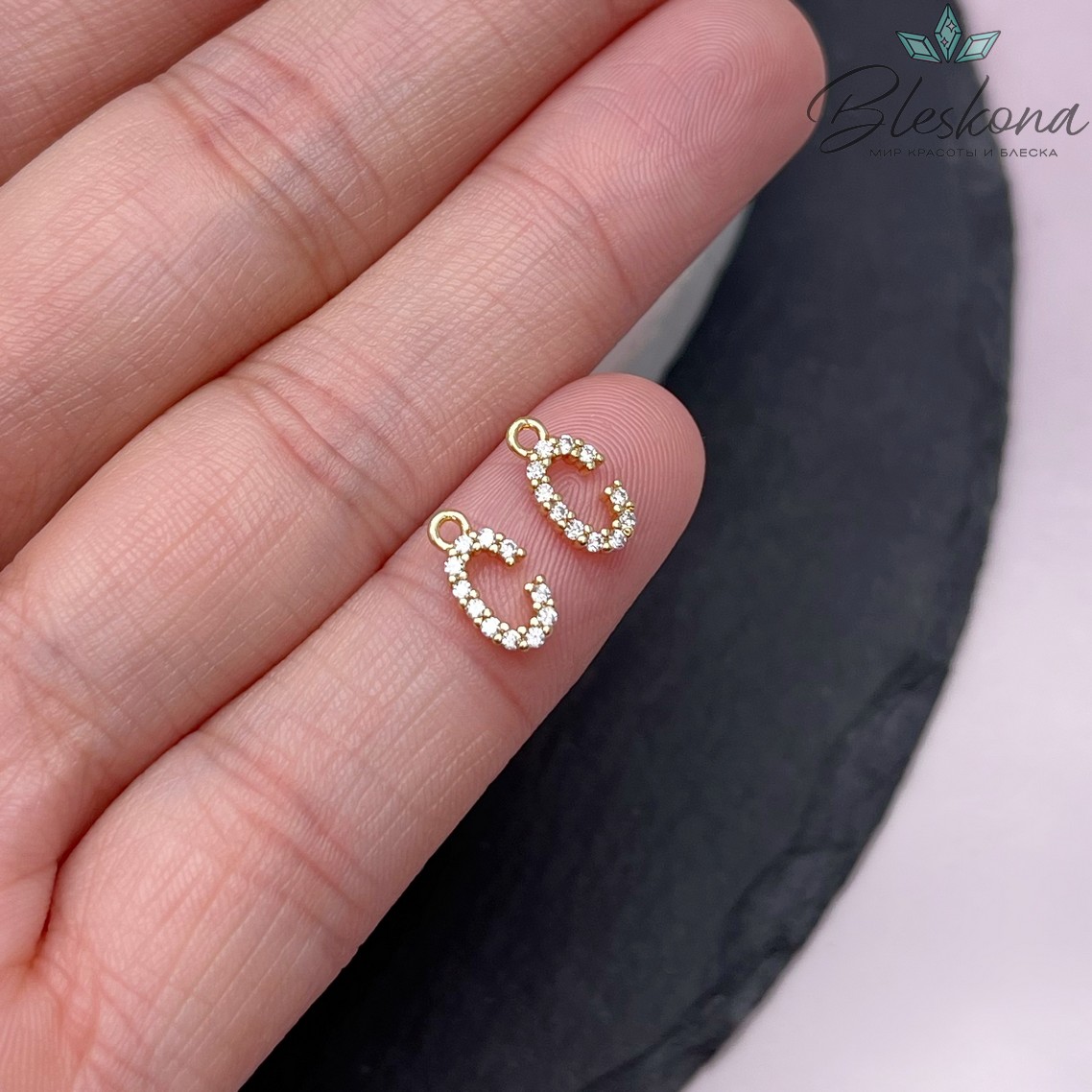 8,6 мм Цвет золото, Буква С цирконы 