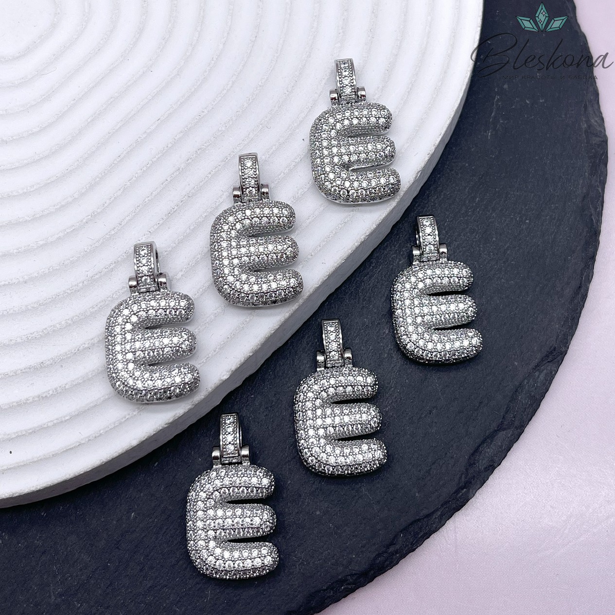 28 мм, Цвет серебро, Буква цирконы объемная с бейлом E