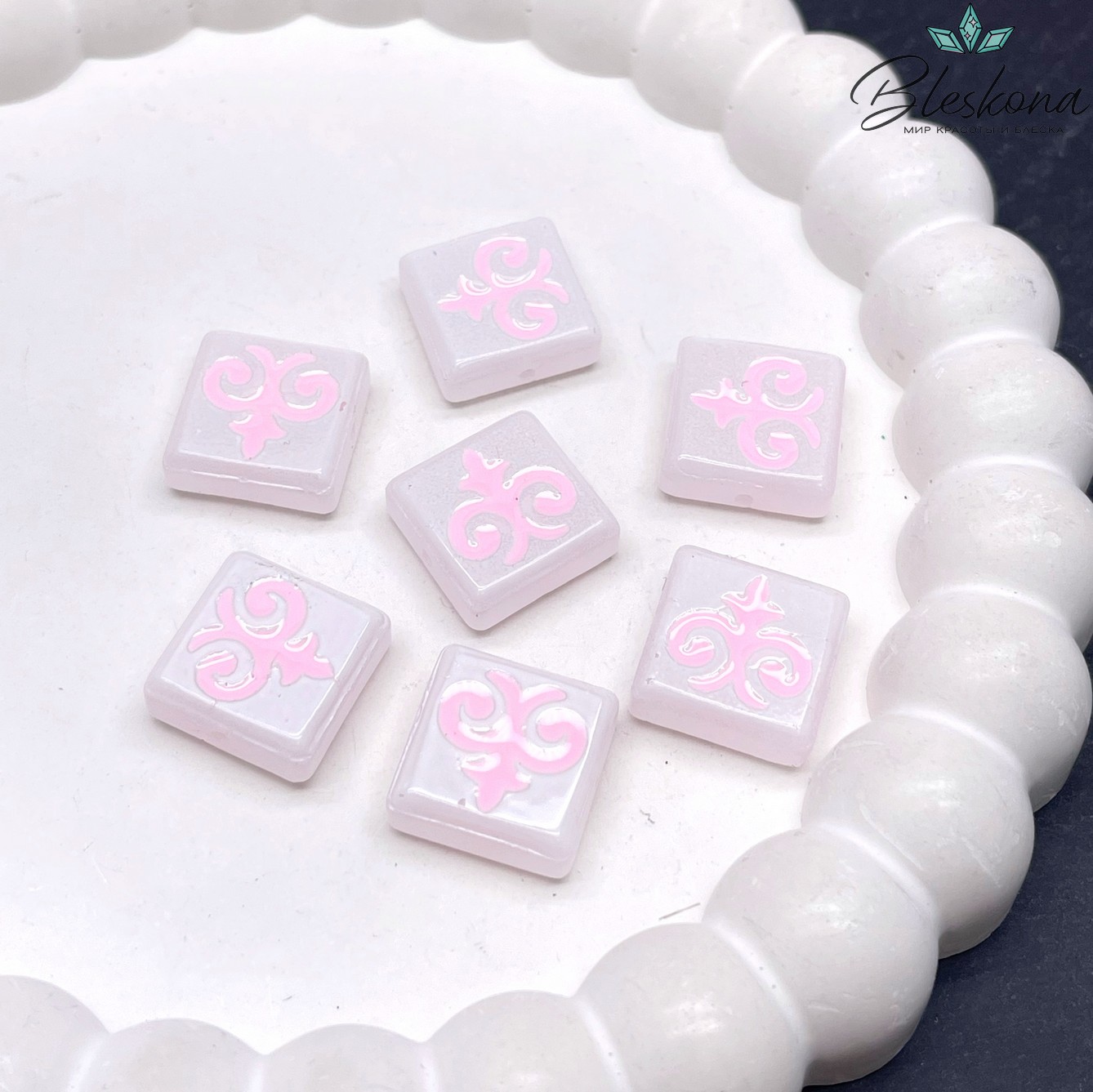 15 мм Бусина Этно квадрат белый розовый рисунок