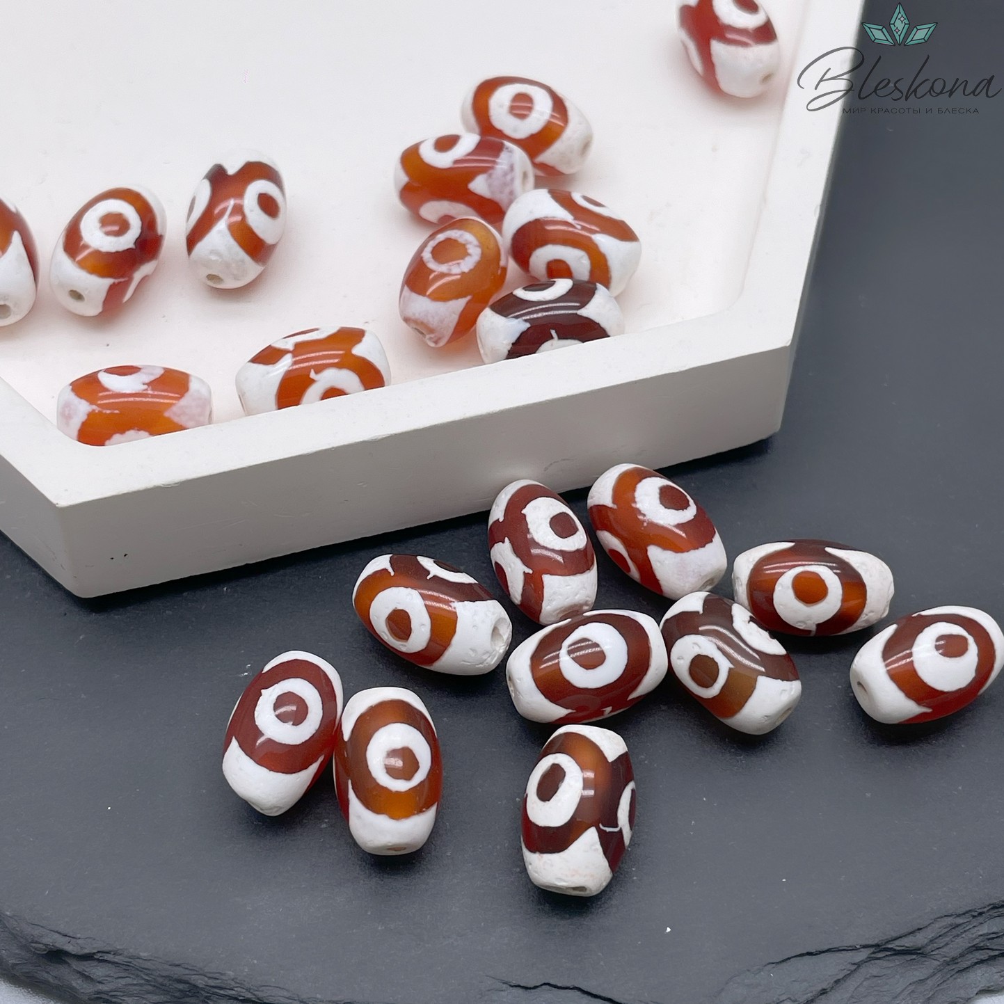 Бусина Дзи 3 глаза бело-коричневый бочонок 12*8 мм