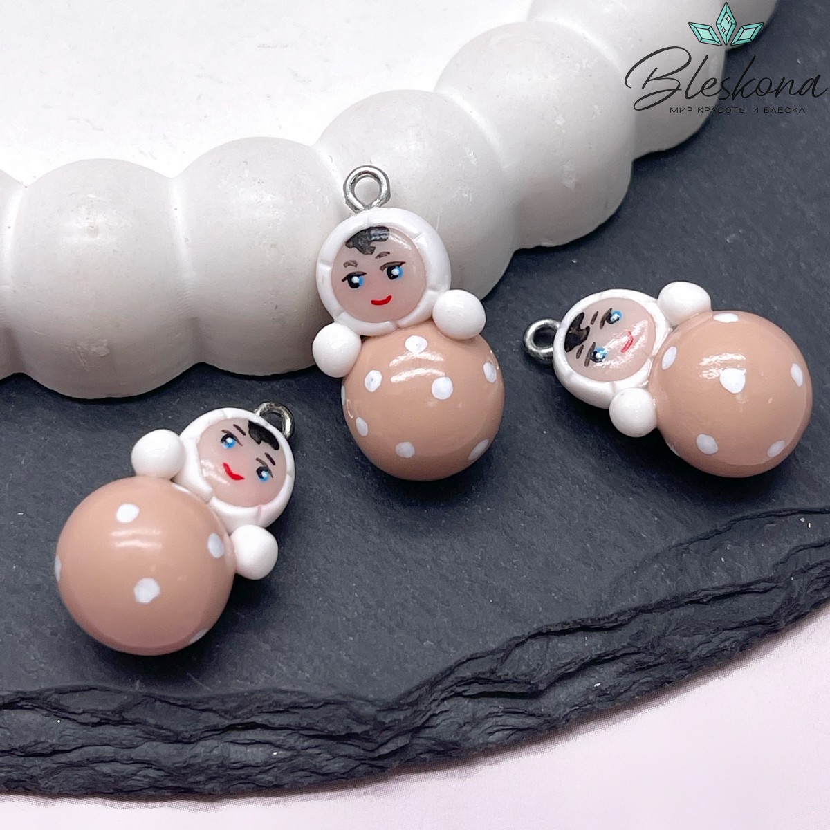 24,5*12,5 мм, Цвет серебро, Подвеска Неваляшка мини бежевая белые точки