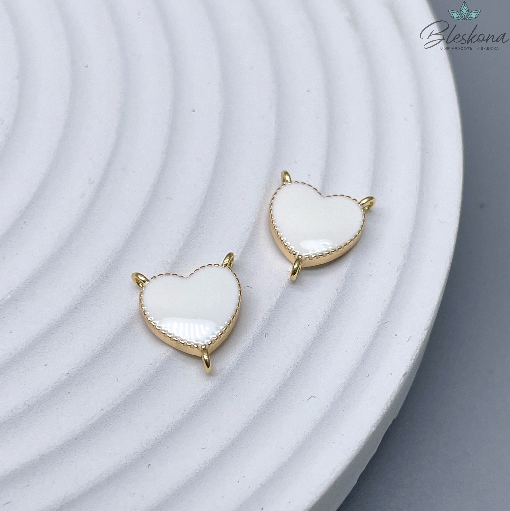 Коннектор сердце белая эмаль, цвет золото 10,5*11,5мм 