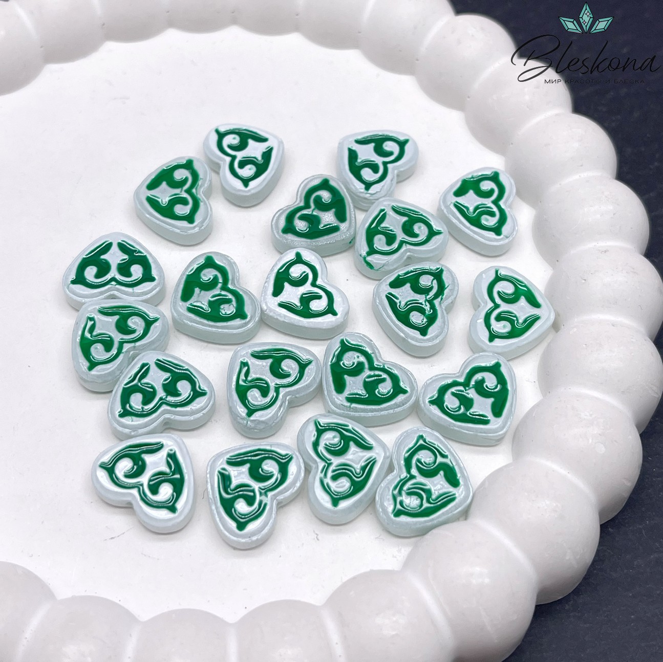 12*15 мм Бусина Этно сердце белое зеленый рисунок