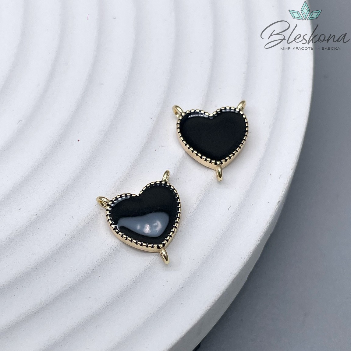 Коннектор сердце черная эмаль, цвет золото 10,5*11,5мм 
