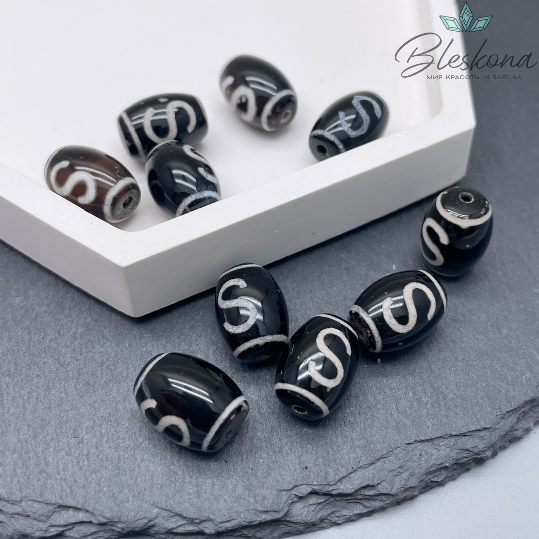Бусина Дзи Денежный крючок черно-белый бочонок 10*14 мм