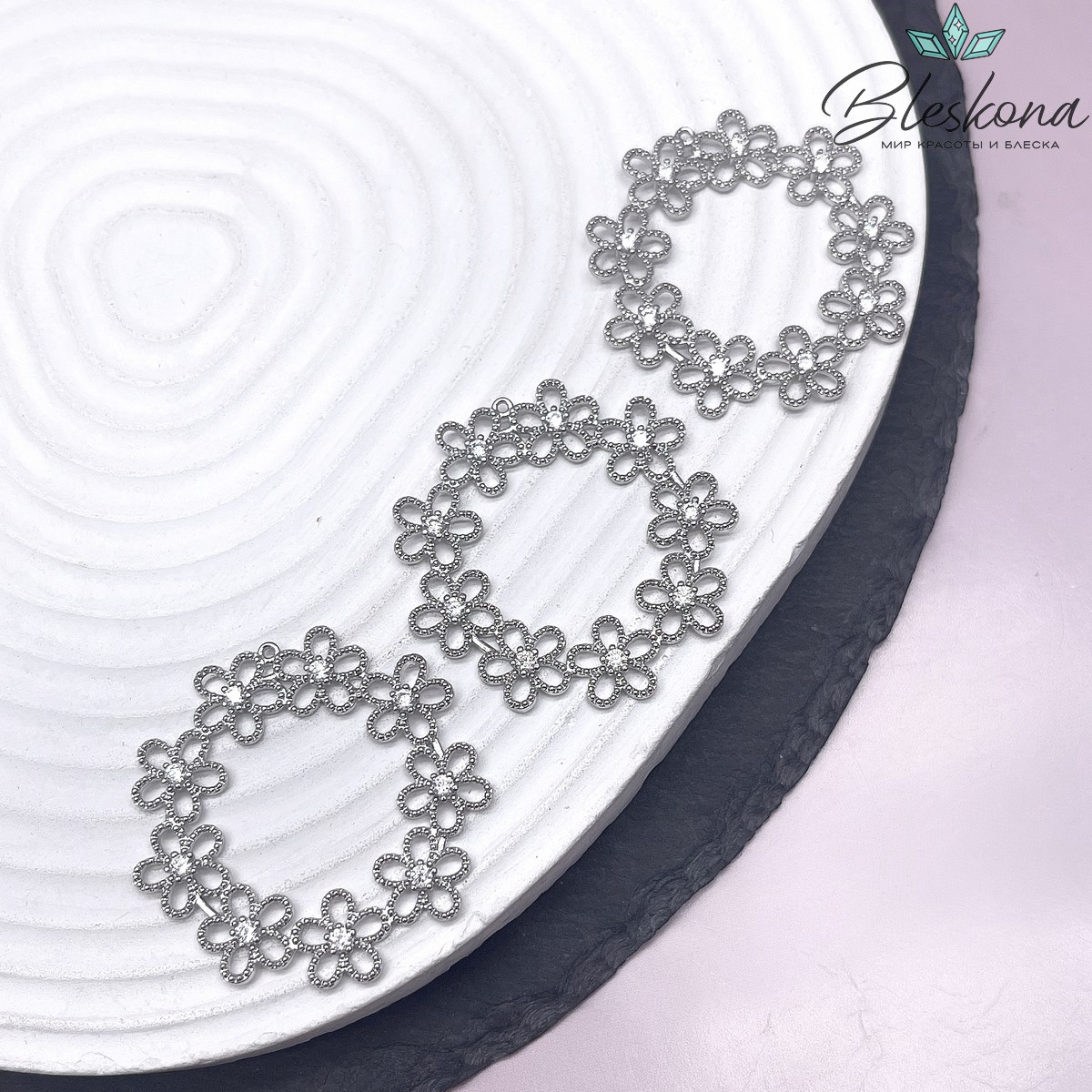 38мм, Цвет серебро, Подвеска венок из цветов цирконы 