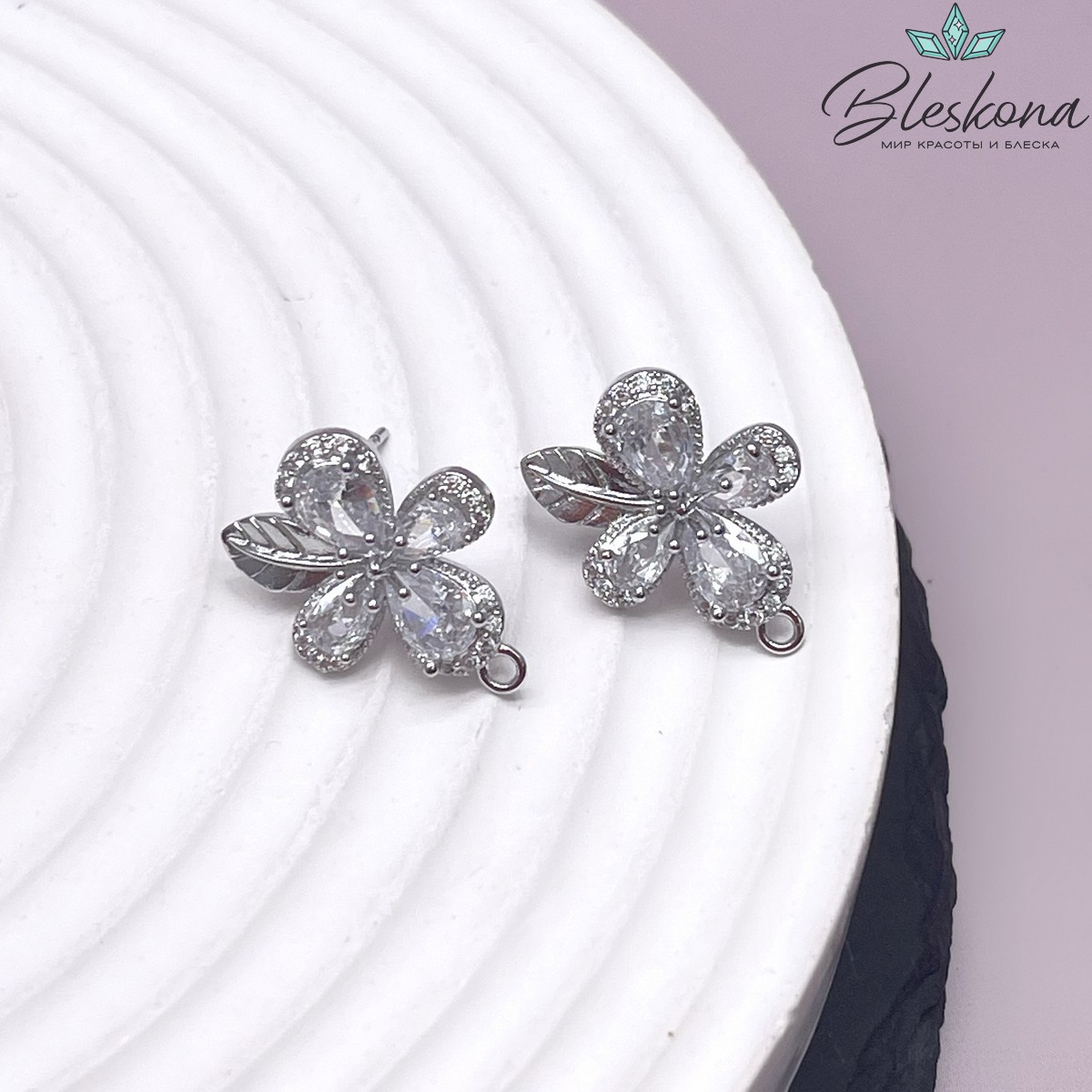 17*13 мм Цвет серебро, Пусеты цветочек с листиком цирконы