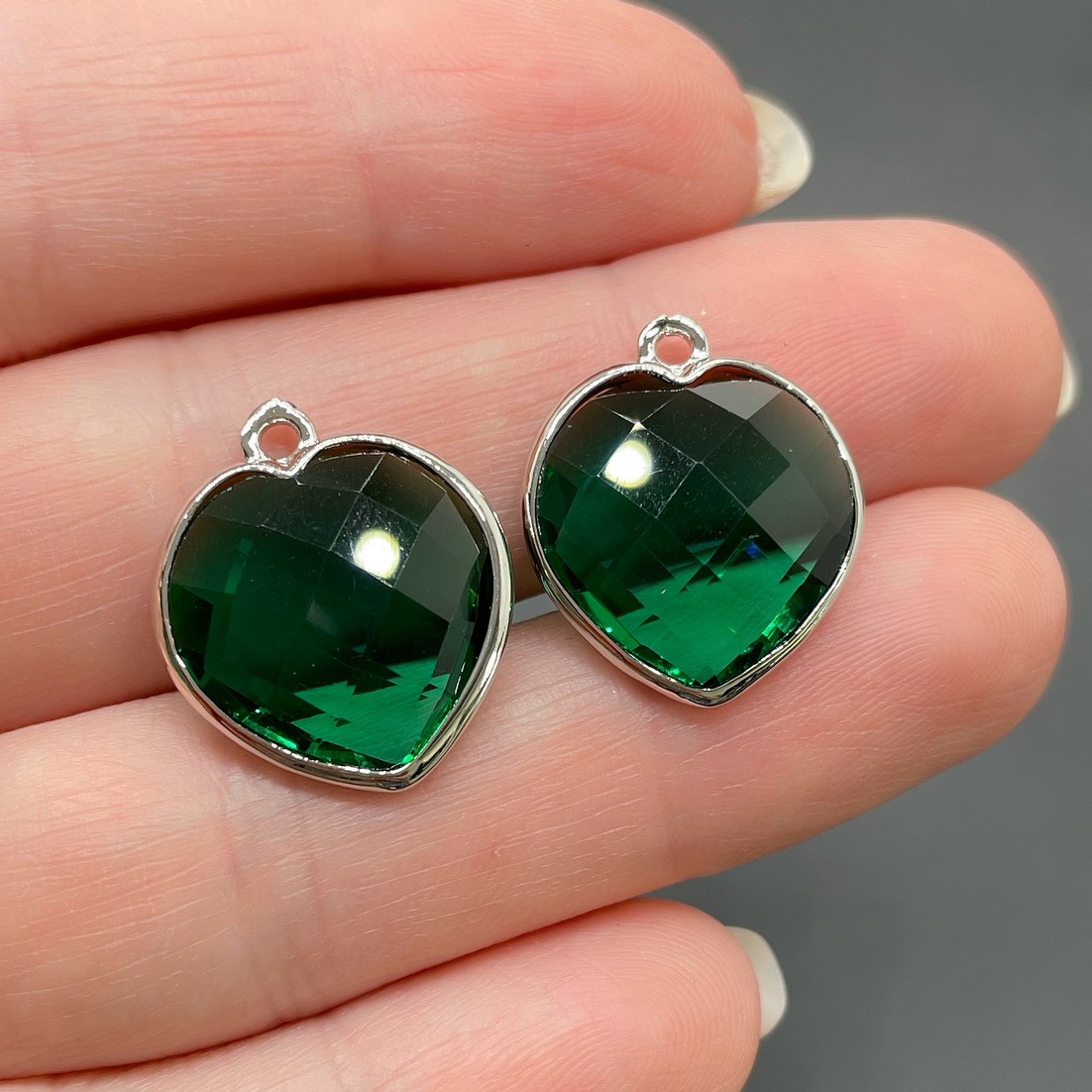 15 мм, Цвет серебро, Подвеска сердце зеленое огранка