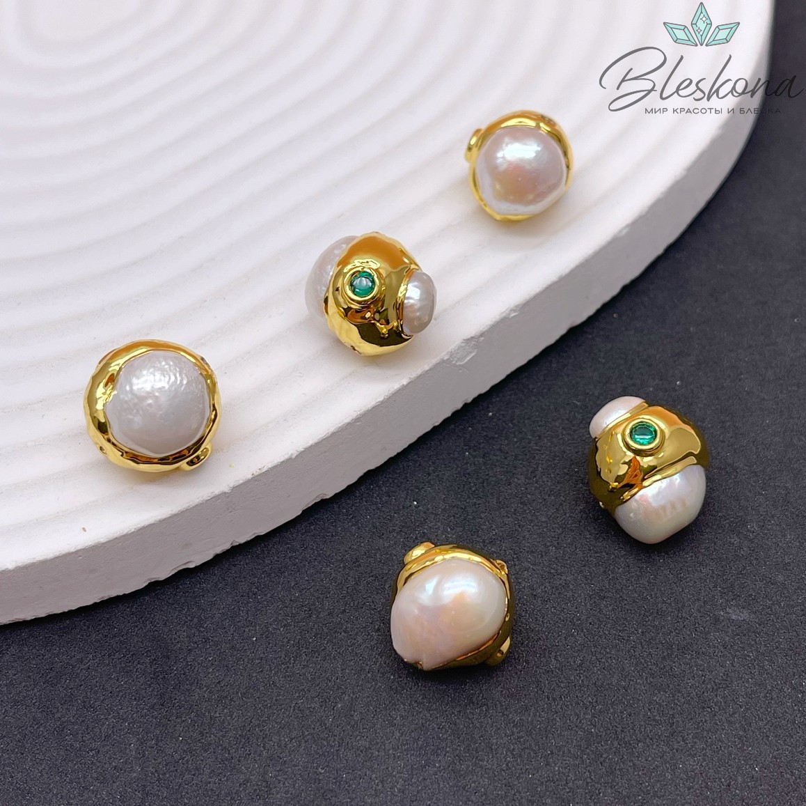 16*13 мм Цвет золото, Бусина  Жемчуг зауженный овал инкрустированный зеленым стеклом