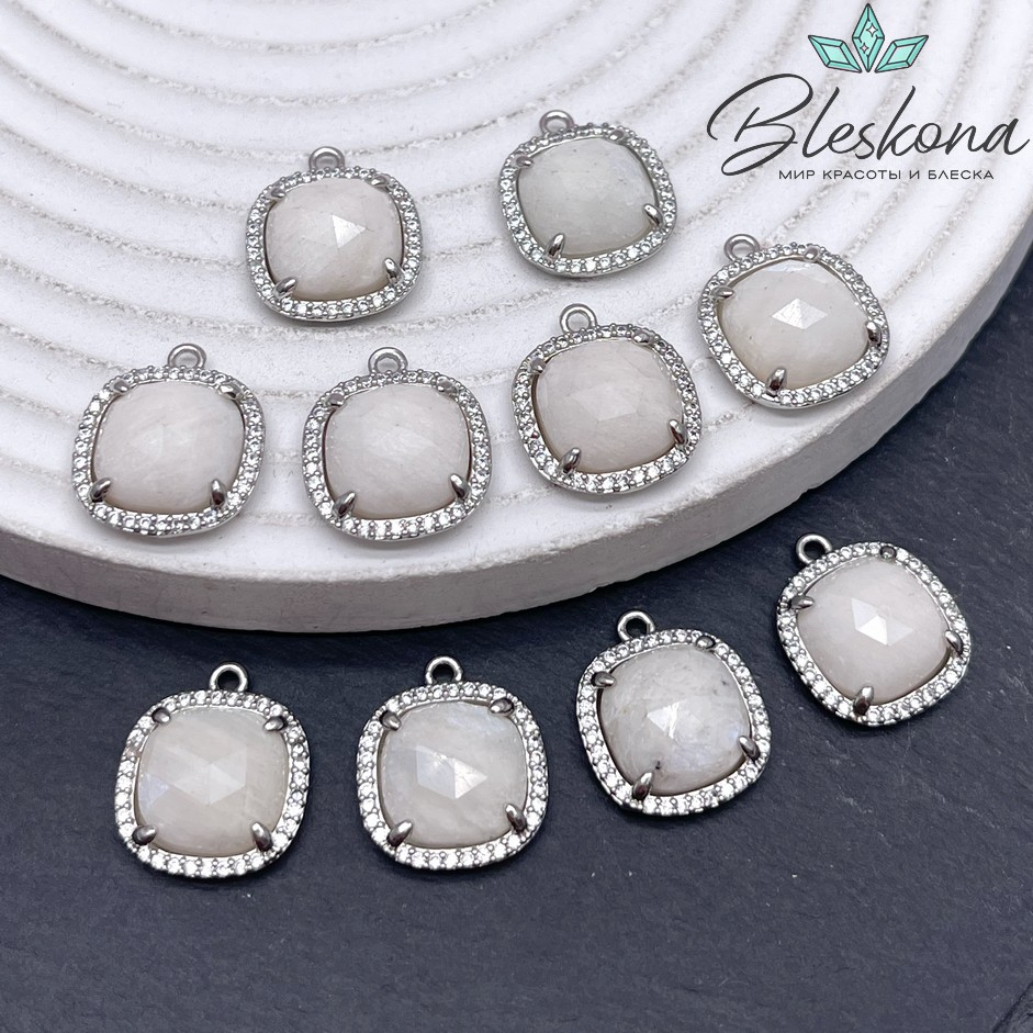 14мм, цвет серебро ,Подвеска квадрат Лунный камень  в обрамлении цирконы