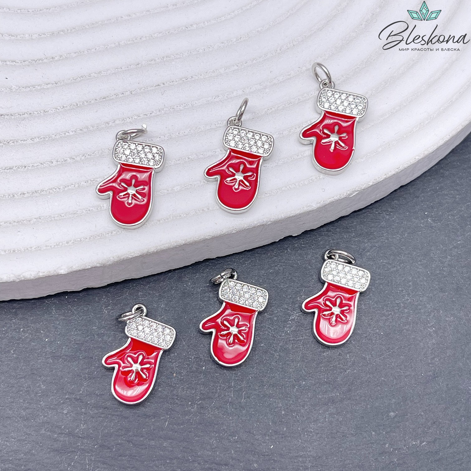 17*10 мм Цвет серебро, Подвеска варежка красная эмаль и цирконы