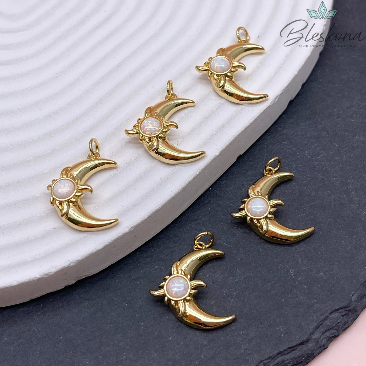20*15 мм Цвет золото, Подвеска полумесяц с перламутровой крошкой