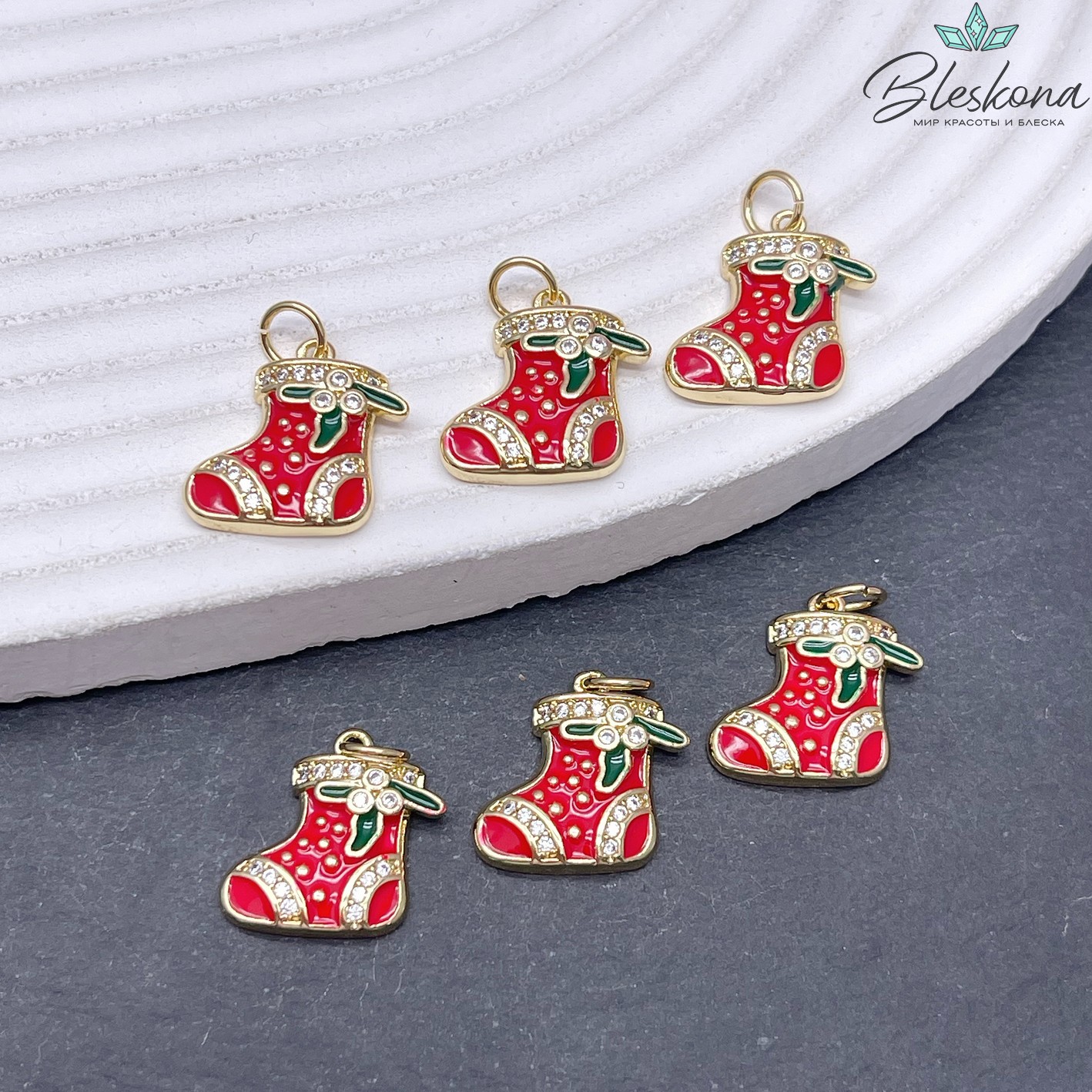 15*15,5 мм Цвет золото, Подвеска валенок с эмалью и цирконами 
