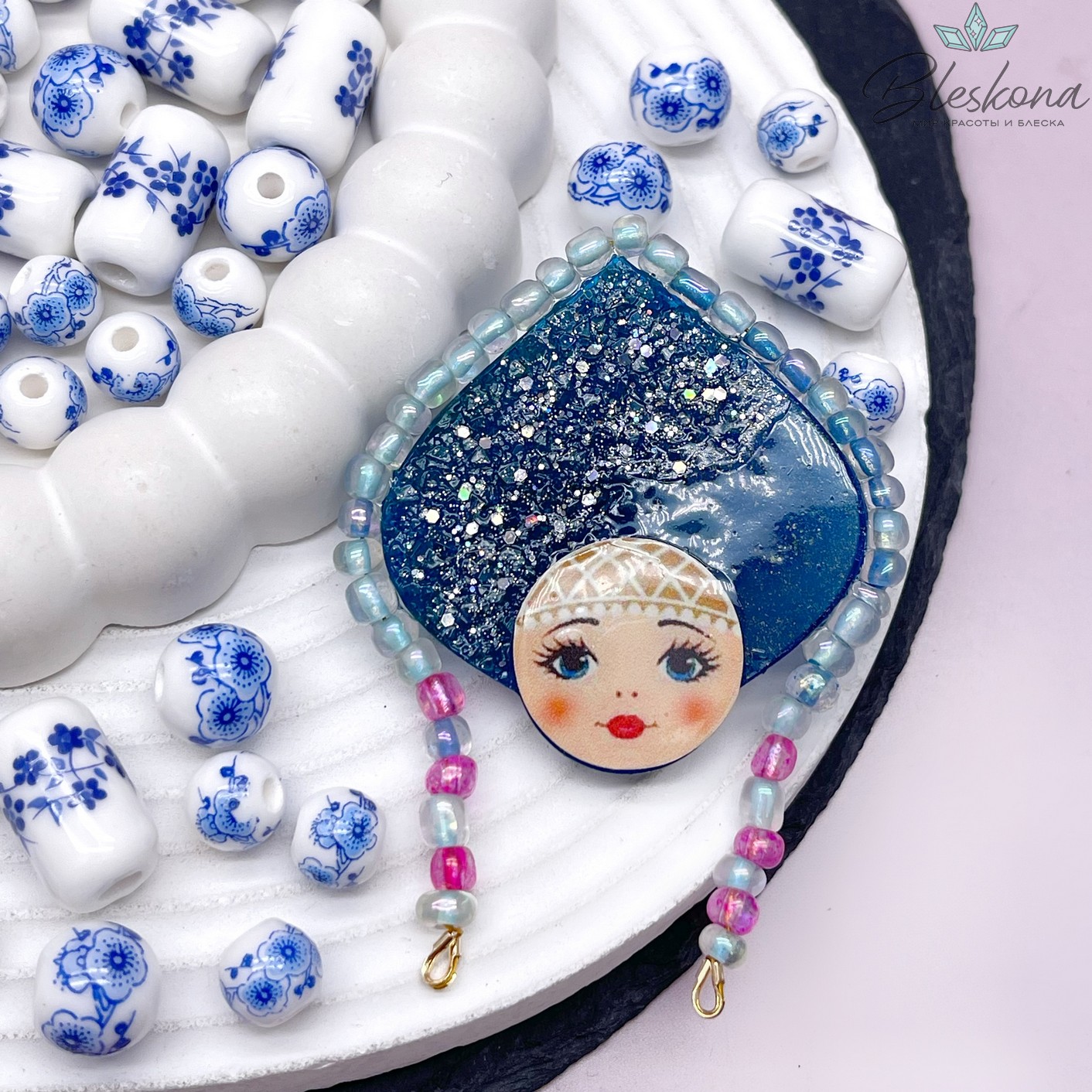 50*42 мм, Цвет серебро, Брошь Личико с кокошником голубой