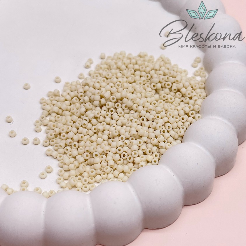 Бисер TOHO round 11/0 цвет №51F (оттенок молочного)