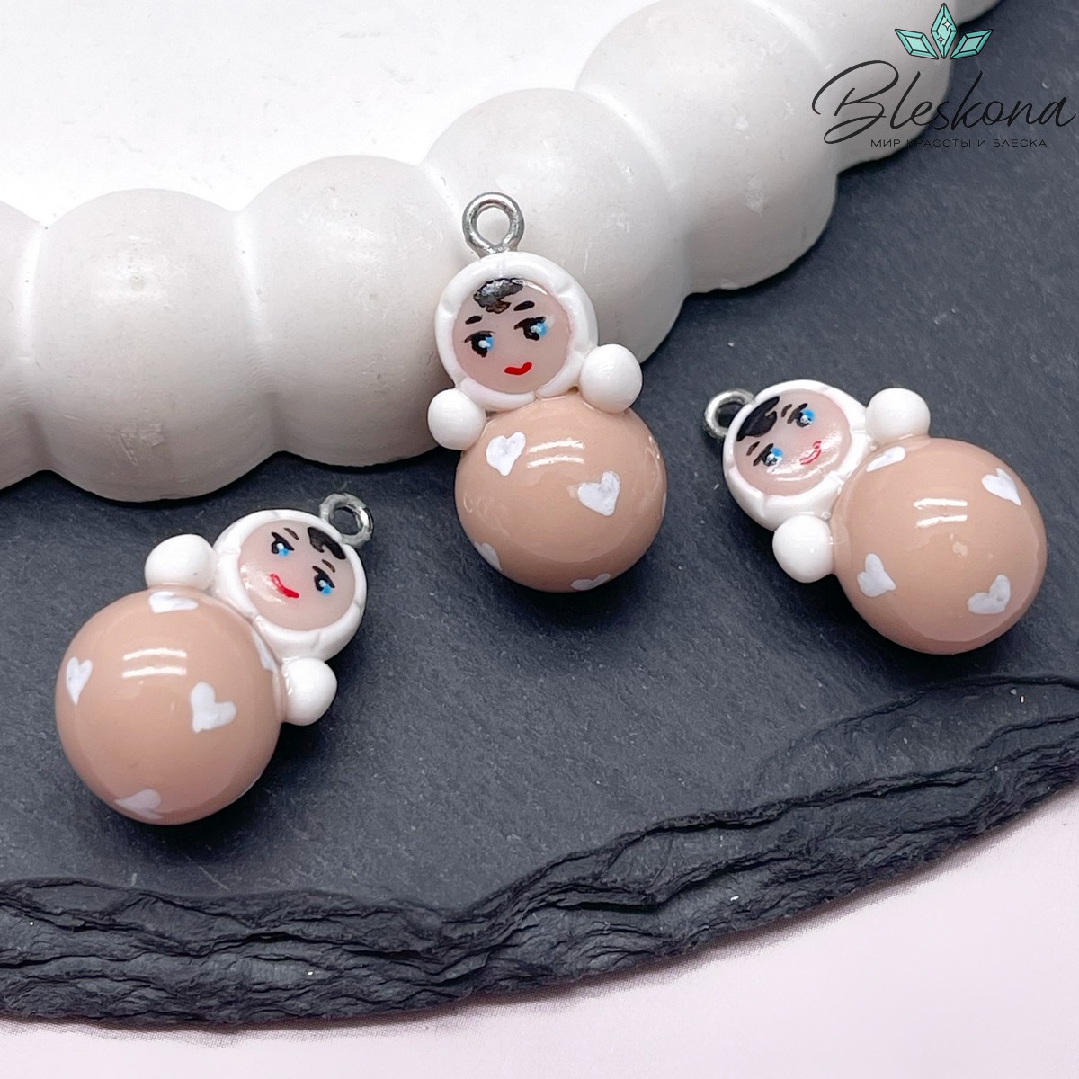 24,5*12,5 мм, Цвет серебро, Подвеска Неваляшка мини бежевая белые сердечки