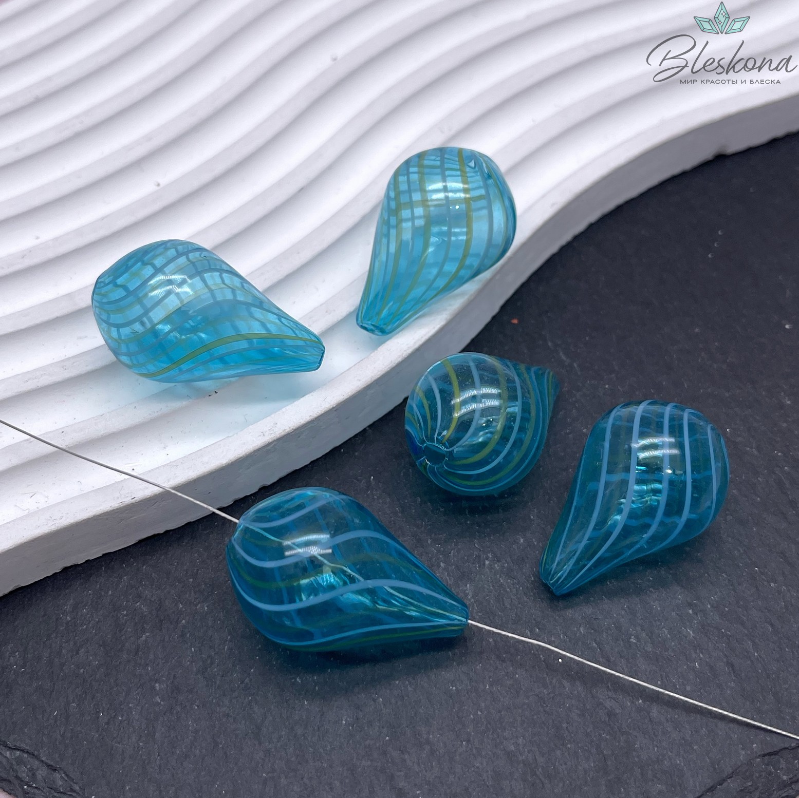 30-32 мм Бусина капля стекло голубое бело-желтые полосы