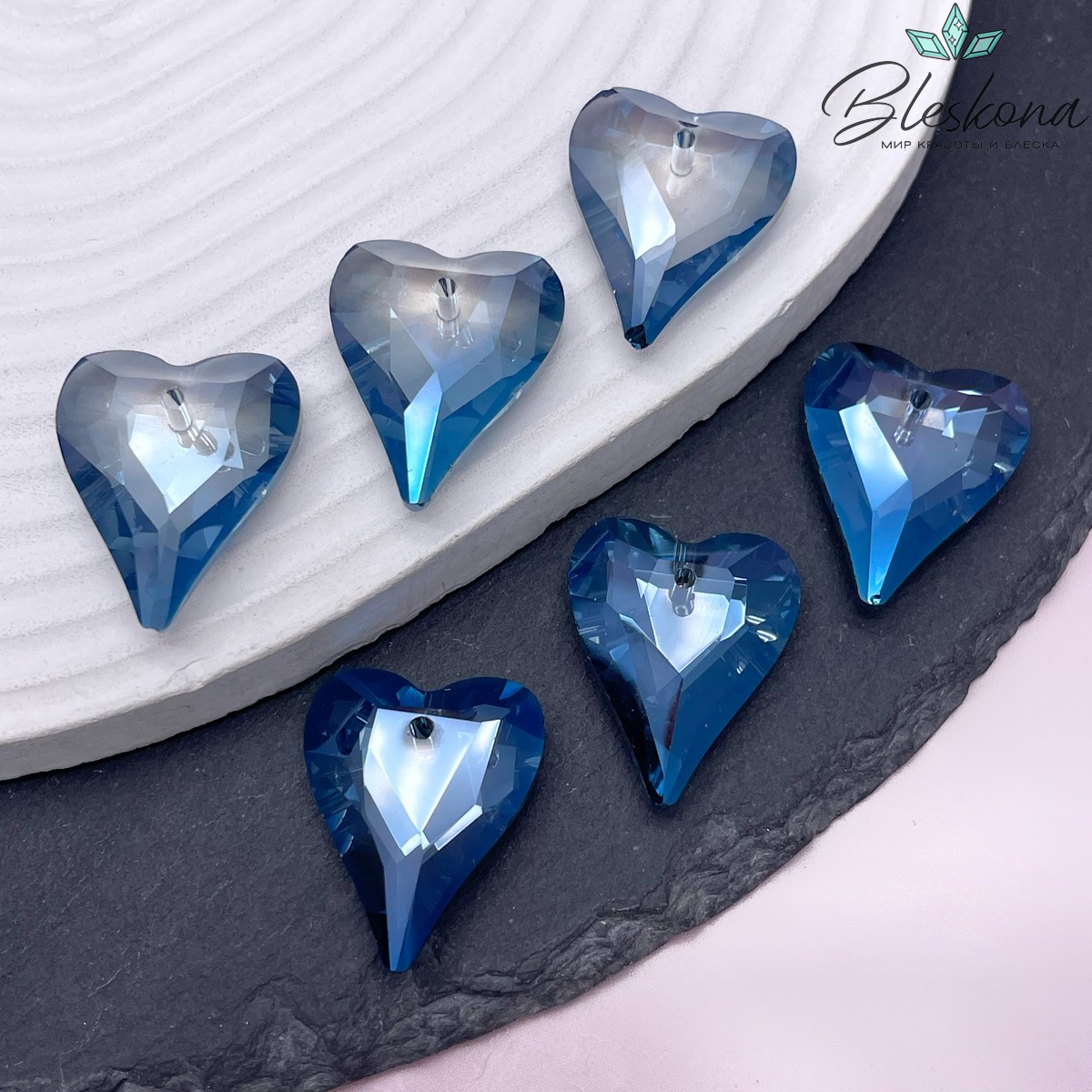 26,5*21,5 мм, Подвеска сердце стекло белое с переливом (Denim blue) уп. 2 шт