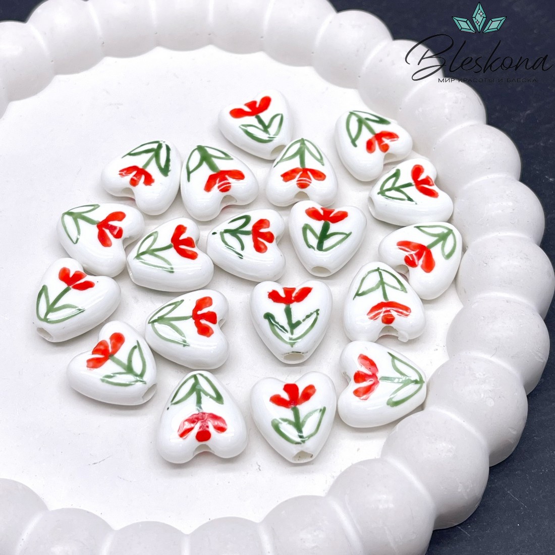 14,5 мм Бусина сердце, керамика цвет белый красный цветок (штучно)